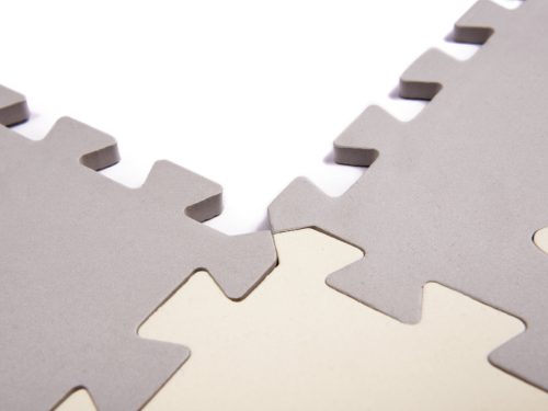 Habszivacs játszószőnyeg és puzzle játszókeret, 36 db-os, kivehető állatokkal – Szürke/Ekrü