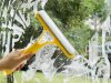 Ablaktörlő ablakmosó mosókefével fülke spray-vel