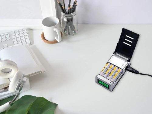 AA/AAA akkumulátortöltő 4 rekesszel és automatikus kikapcsolással