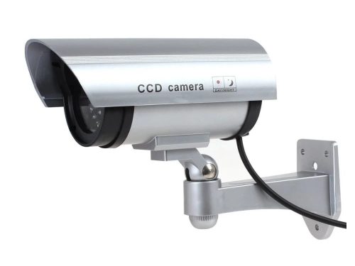 Prémium ezüst vízálló kültéri álkamera tartókonzollal és imitált infravörös LED-ekkel